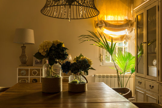 Comedor con mesa y floreros