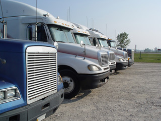 Naklejka premium Stop for trucks. A row of trucks during a stopover, travel breaks.