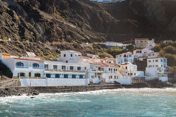 The small district of Playa de Alojera is located in an inlet with a beach of pebble and fine black sand