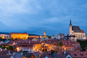 Obraz premium Panoramiczny widok zachodu słońca z niebieskim ciemnym niebem z góry do historycznego miasta Cesky Krumlov ze słynnym kościołem znajduje się na liście światowego dziedzictwa UNESCO