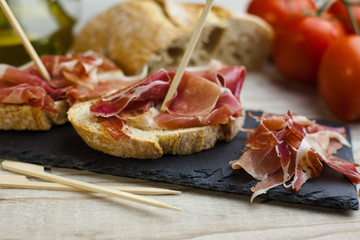 Aperitivo con lonchas de jamón ibérico