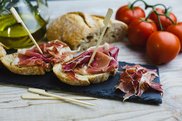 Aperitivo de jamón serrano y algunos tomates