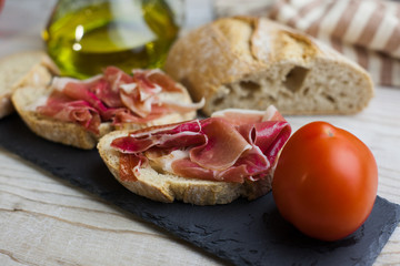 Jamón serrano y un tomate