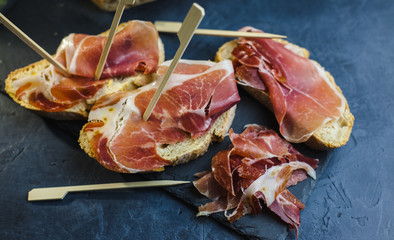 Aperitivo de jamón con pan tostado