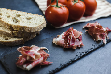 Tapa española de jamón y pan