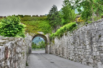 Venzone, Udine, Friaul, Italien, Lavendel, Lavendelstadt, Stadtmauer, Kirche, Kirchturm, Ruine,...