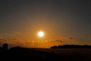 farbenfroher Sonnenuntergang mit Sonnenstrahlen
