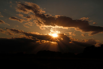 leuchtender Sonnenuntergang in den Wolken 