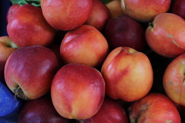 Fototapeta na wymiar Peaches in the market