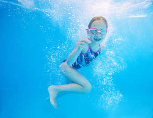 Obraz na płótnie Canvas girl swim in pool