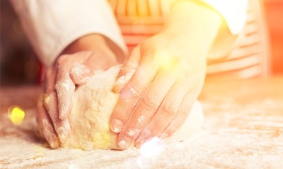 Obraz na płótnie Canvas Woman's hands knead the dough close up