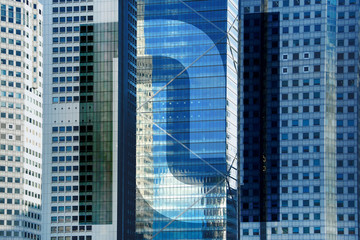 Naklejka premium SINGAPORE - january 08, 2014: Urban landscape of Singapore. Modern skyscrapers of business district.