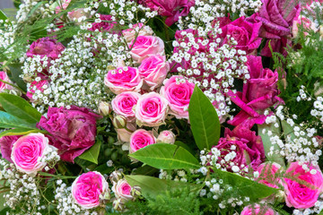 Strauß mit rosafarbenen Rosen und Schleierkraut