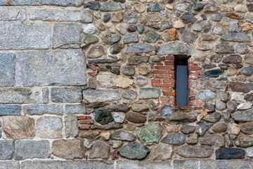 mura antiche di sasso con piccola finestra, texture primo piano