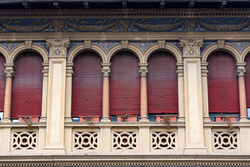 3 finestre affiancate di casa con ornamento colonne e pitture