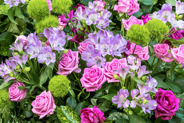 Strauß mit rosa farbenen Rosen und violett weißen Freesien