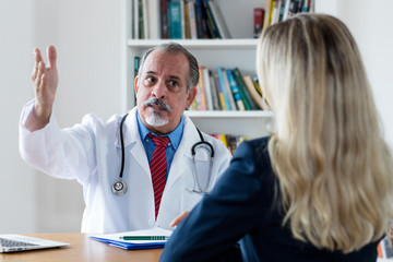 Arzt erklärt Patientin die Therapie