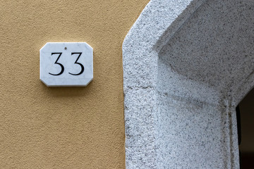 33, numero casa pietra bianca e marmo