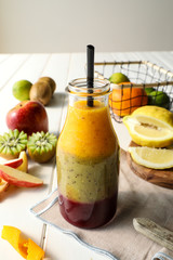 Zumo saludable naranja, kiwi, manzana y remolacha