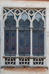 finestre stile gotico di chiesa