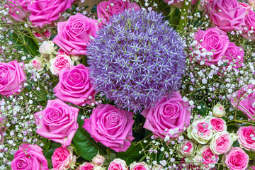 Strauß mit rosa farbenen Rosen mit bläulichem Kugellauch und Schleierkraut