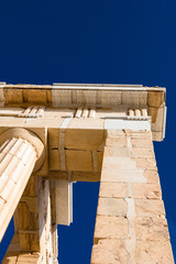 Säulen der Akropolis in Griechenland bei strahlend blauem Himmel