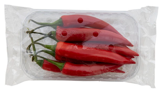 roter Pfefferoni in Plastikverpackung f&uuml;r die Weltmeere
