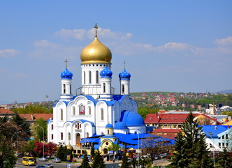 Fototapeta na wymiar Uzhgorod. Church. Large golden and small blue domes.