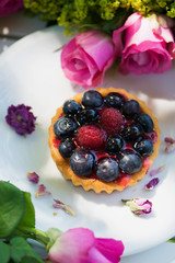 Little friut tartelet with flowers