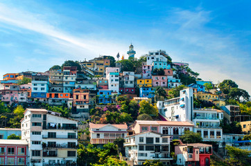 Pintoresco y colorido barrio Las Peñas en el Cerro Santa Ana, con el Faro en su cima. - obrazy, fototapety, plakaty