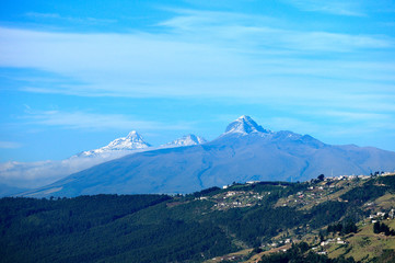 Vista del volcán Iliniza y el Corazón desde la ciudad de Quito.