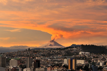 Volcán Cotopaxi en erupción. Visto desde la ciudad de Quito.