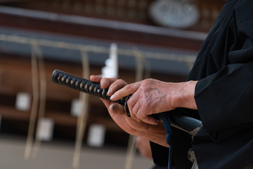 日本刀を持った男性
