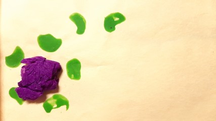 Collage pintura abstracta con papel crepé color morado simulando una flor y hojas
