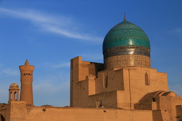 中央アジア　シルクロードの旅　ウズベキスタン　ブハラ　夕日に映えるカラーン・モスクとカラーン・ミナレット