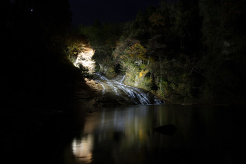 秋の養老渓谷のライトアップされた粟又の滝の風景