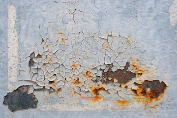 錆びた鉄板の塗装の剥がれた外壁