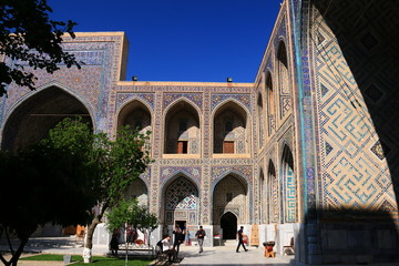 中央アジア　シルクロードの旅　ウズベキスタン　サマルカンド　レギスタン広場　ウルグベク・メドレセ © RITSU MIYAMOTO