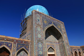 中央アジア　シルクロードの旅　ウズベキスタン　サマルカンド　レギスタン広場　ティラカリ・メドレセ