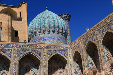 中央アジア　シルクロードの旅　ウズベキスタン　サマルカンド　レギスタン広場　シェルドル･メドレセ