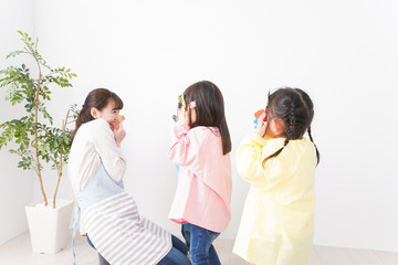 幼稚園で節分の豆まきをする子どもたち