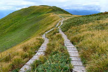 月山から姥ヶ岳に向かう登山道