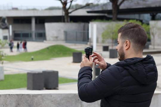 hombre tomando foto con go pro