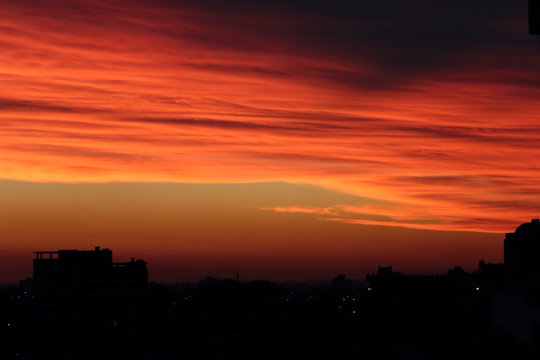 atardecer rojo en ciudad