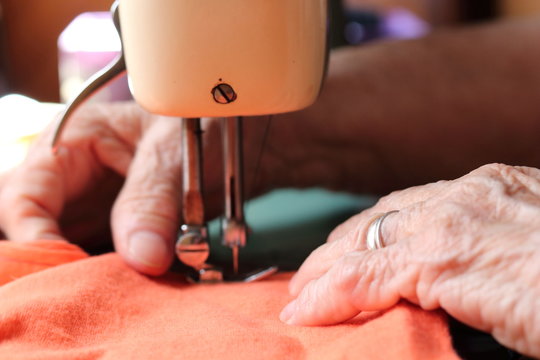 manos de abuela cosiendo