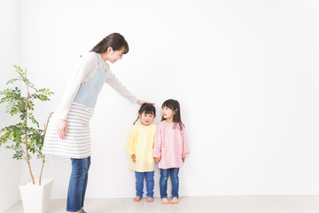 背比べをする子どもたち