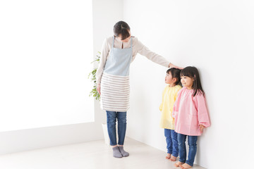 背比べをする子どもたち