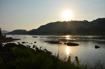ラオスの世界遺産のルアンパバーン　美しい夕日とメコン川とボート