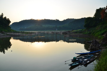 ラオスの世界遺産　ルアンパバーンのメコン川　美しい夕日と竹の橋