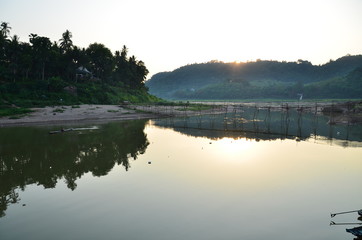 ラオスの世界遺産　ルアンパバーンのメコン川　美しい夕日と竹の橋
